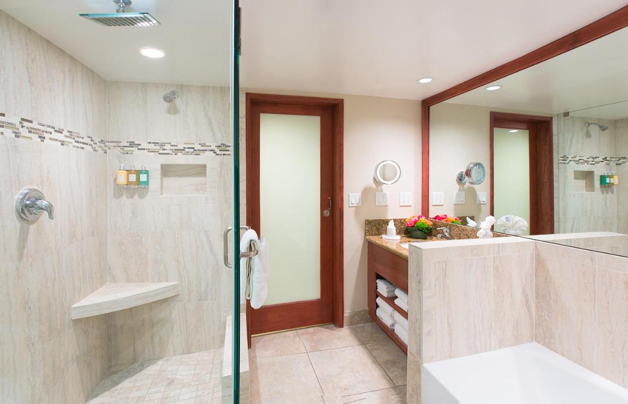 Deluxe King Suite at Coast Burbank Hotel