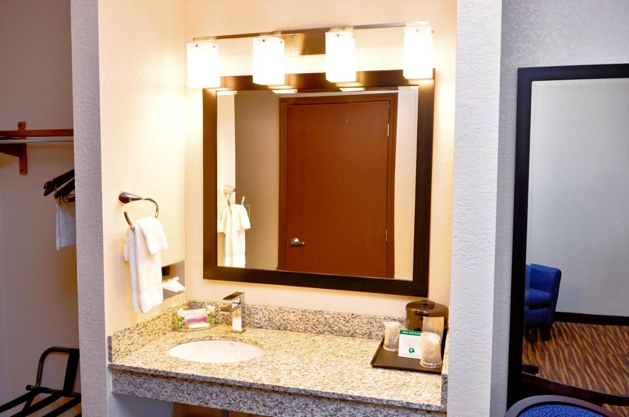 Standard King Room at Cobblestone Inn & Suites - Monticello