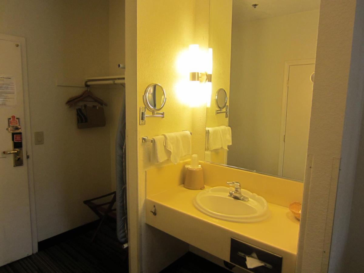 Deluxe Queen Room with Two Queen Beds at Arena Hotel