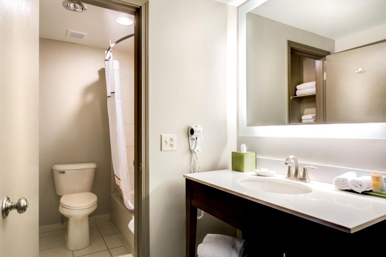 Junior Suite at Lodge Of Four Seasons Golf Resort, Marina & Spa