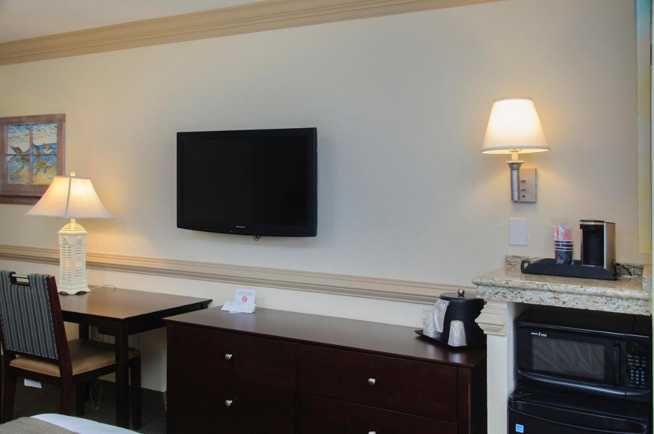 Parking/Pool View with Two Queen Beds - Main Building at Shutters on the Banks