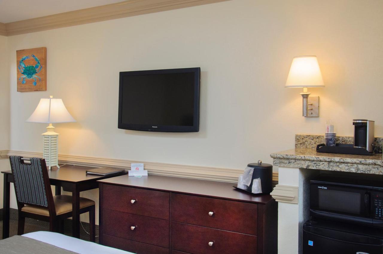 Disability Access/ Parking & Pool View with Two Queen Beds- Main Building at Shutters on the Banks