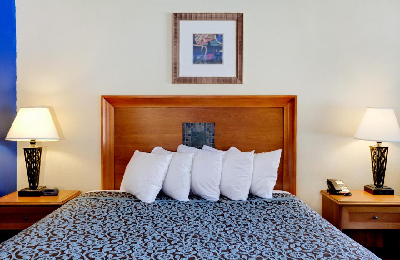 King Room - Disability Access/Non-Smoking at Days Inn by Wyndham Lafayette Near Lafayette Airport