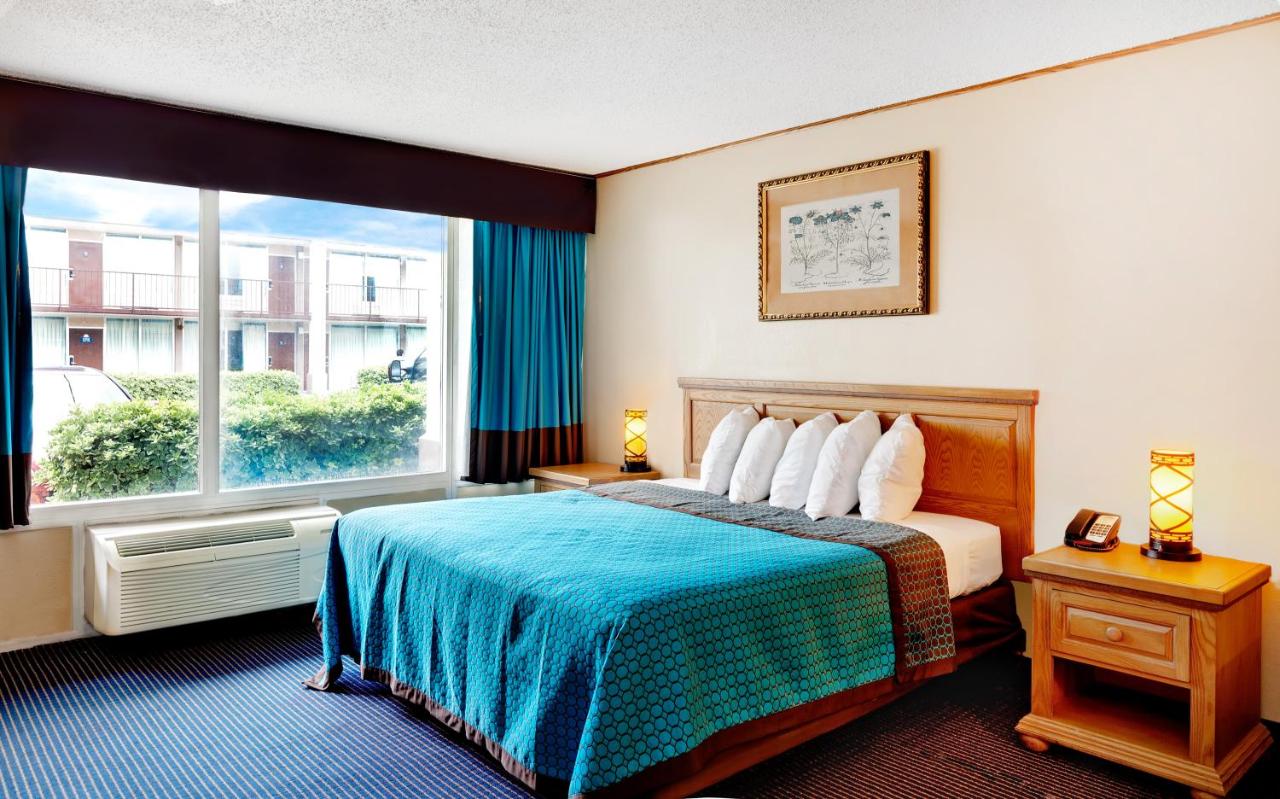 Deluxe King Studio Suite - Non-Smoking at Days Inn by Wyndham Lafayette Near Lafayette Airport