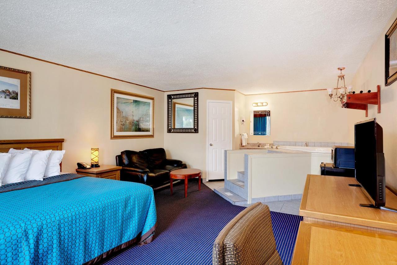 Deluxe King Studio Suite - Non-Smoking at Days Inn by Wyndham Lafayette Near Lafayette Airport