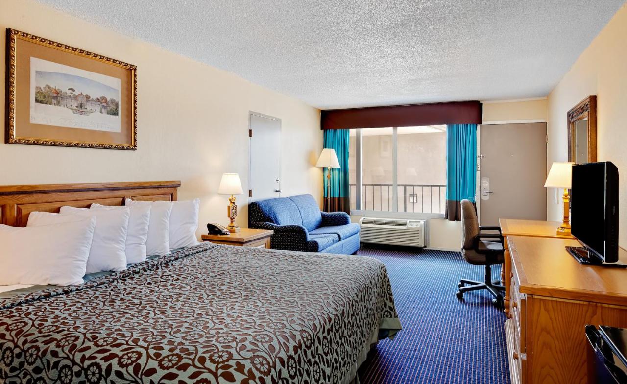 King Studio Suite - Non-Smoking at Days Inn by Wyndham Lafayette Near Lafayette Airport