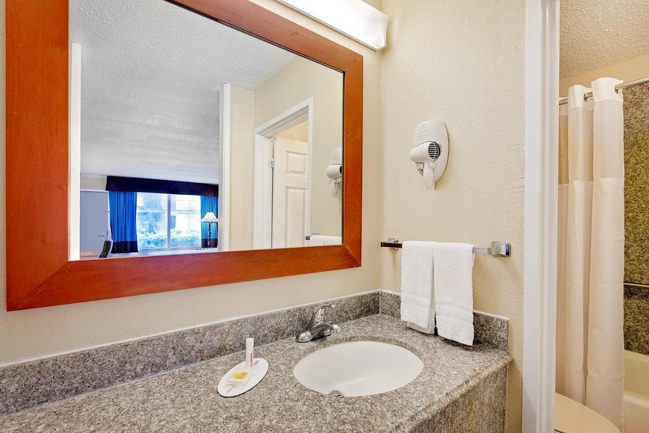 Deluxe King Studio Suite - Non-Smoking at Days Inn by Wyndham Lafayette Near Lafayette Airport
