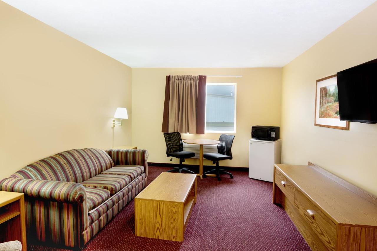 Studio King Suite - Non-Smoking at Super 8 by Wyndham Crete