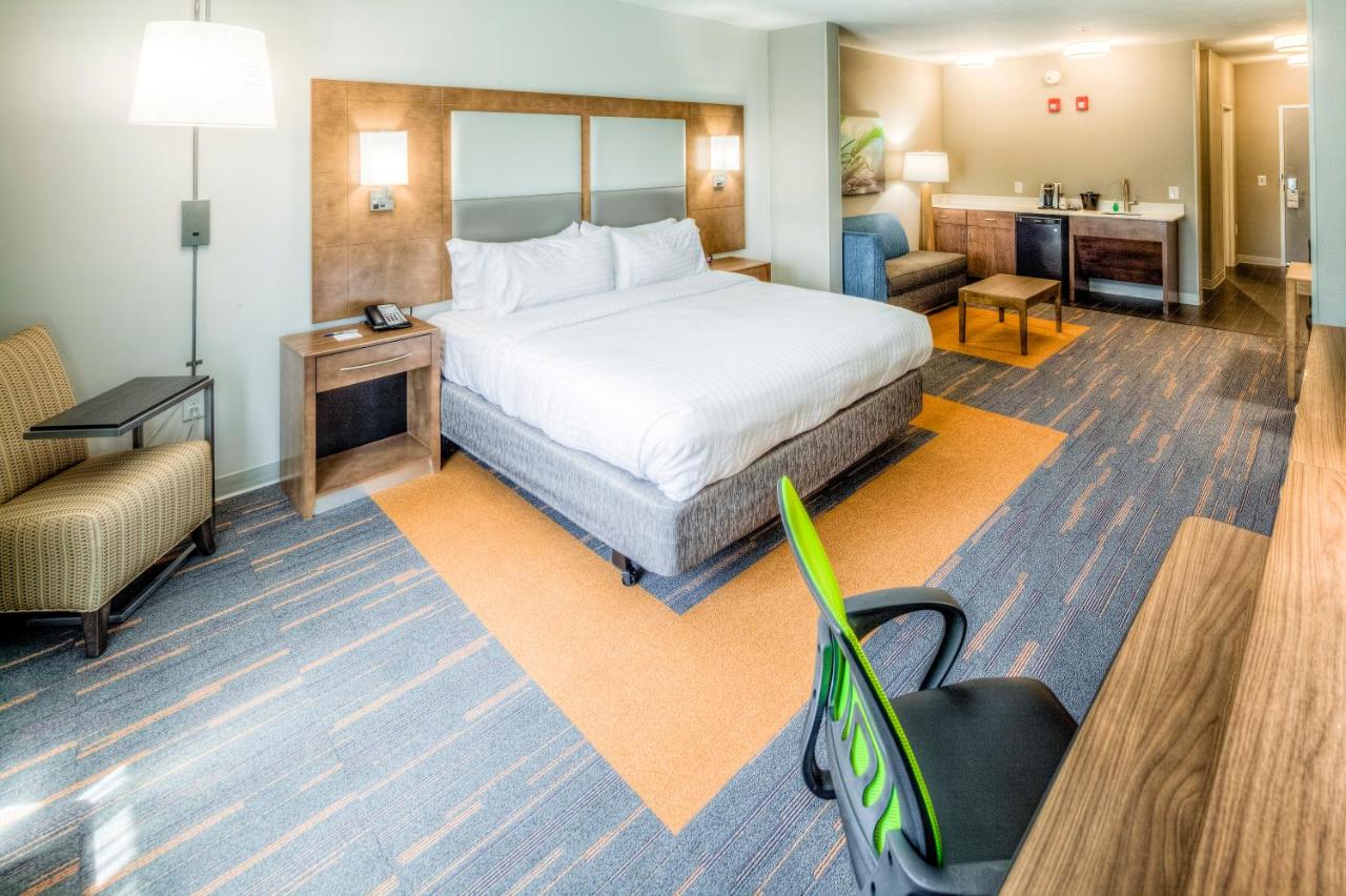  | Holiday Inn Express & Suites Cleveland West - Westlake