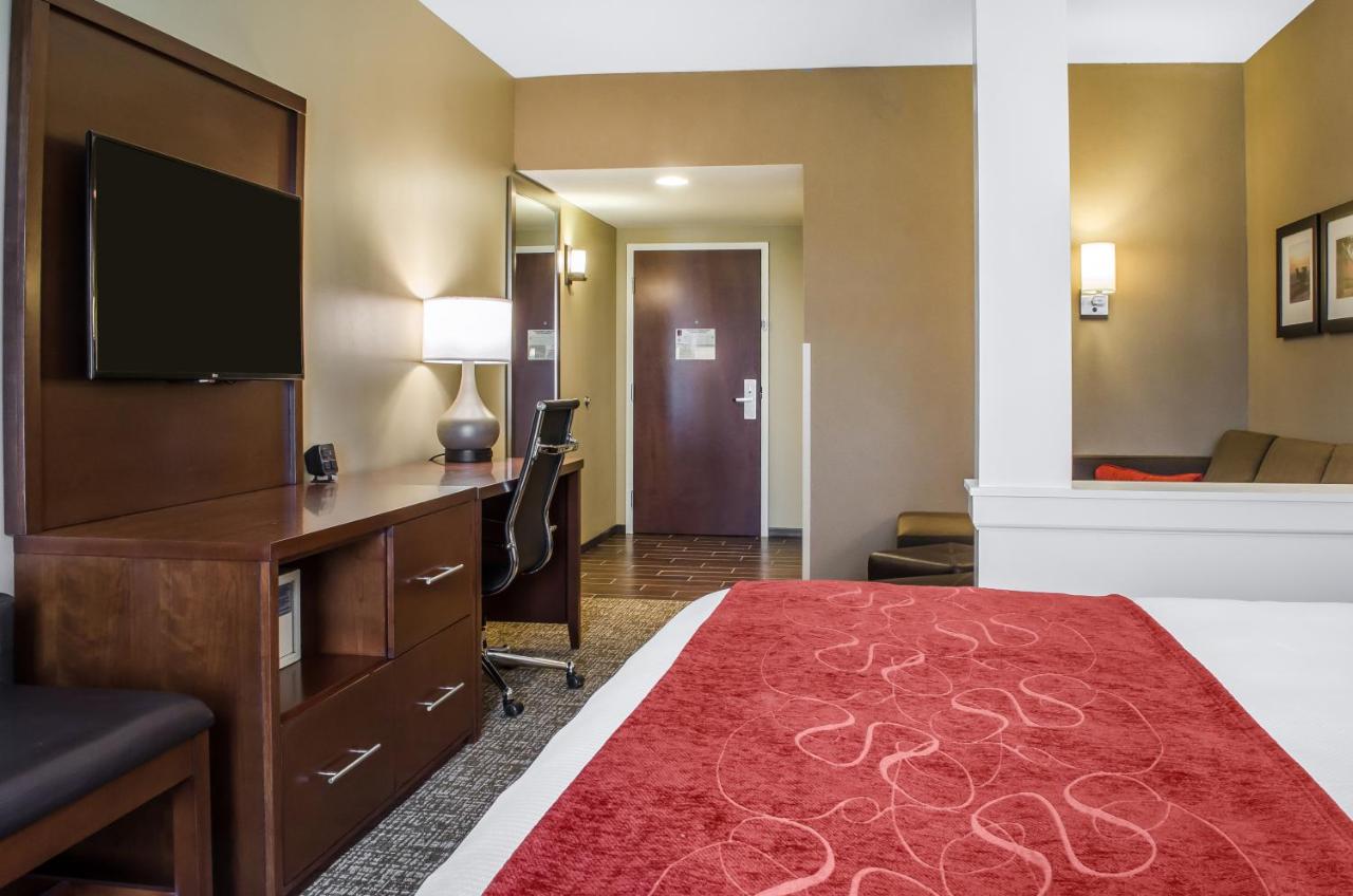 King Suite at Comfort Suites Manheim - Lancaster