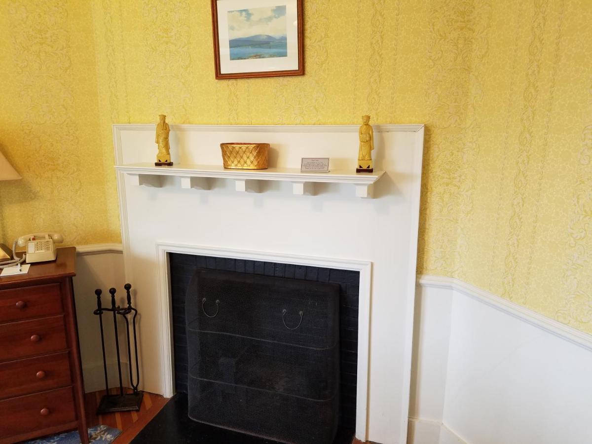 King Room with Sea View at Asticou Inn