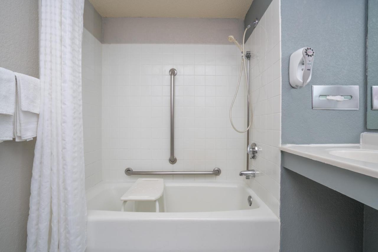 Queen Room - Disability Access/Non-Smoking at Super 8 by Wyndham Bloomington/Airport