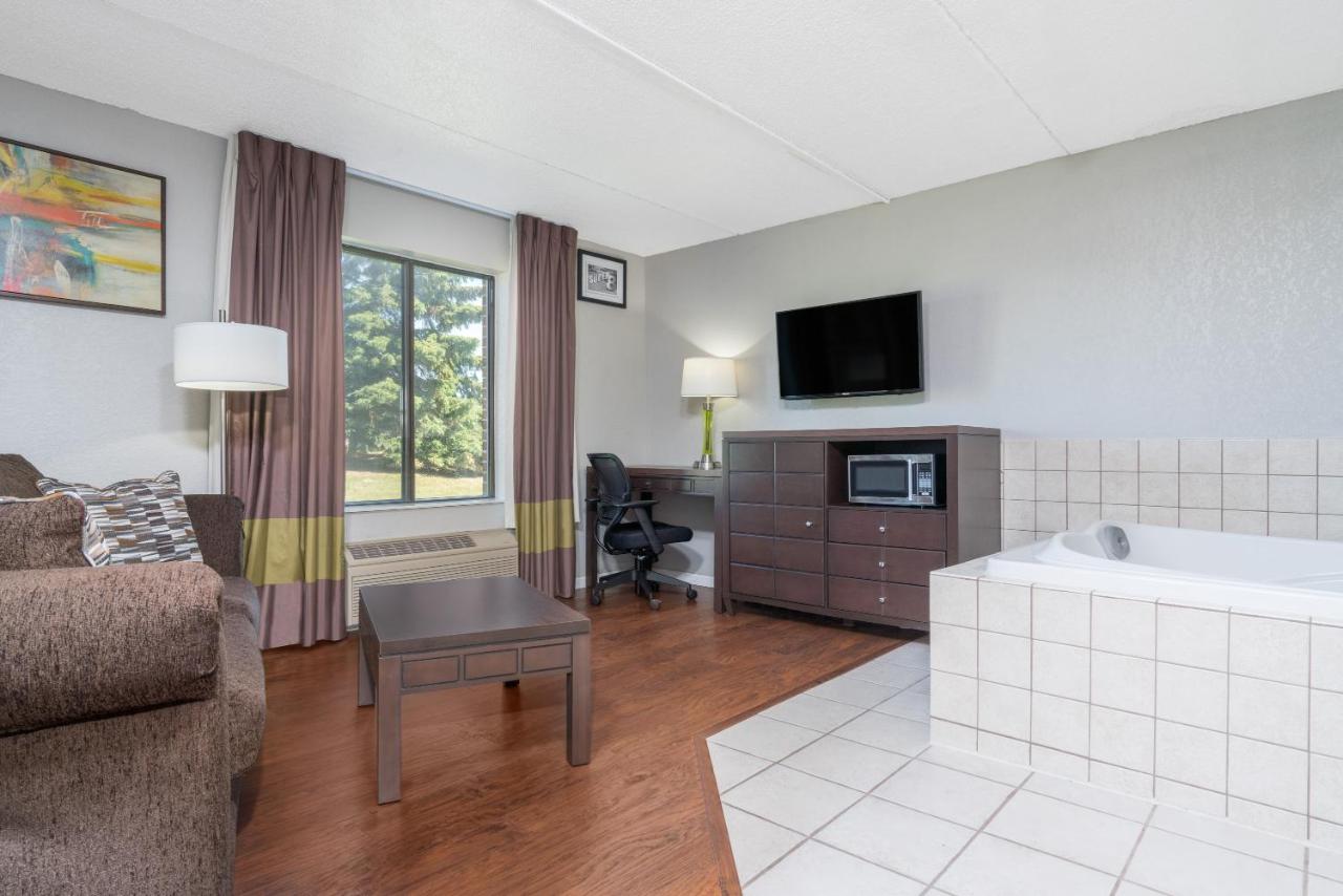 King Studio Suite - Non-Smoking at Super 8 by Wyndham Bloomington/Airport