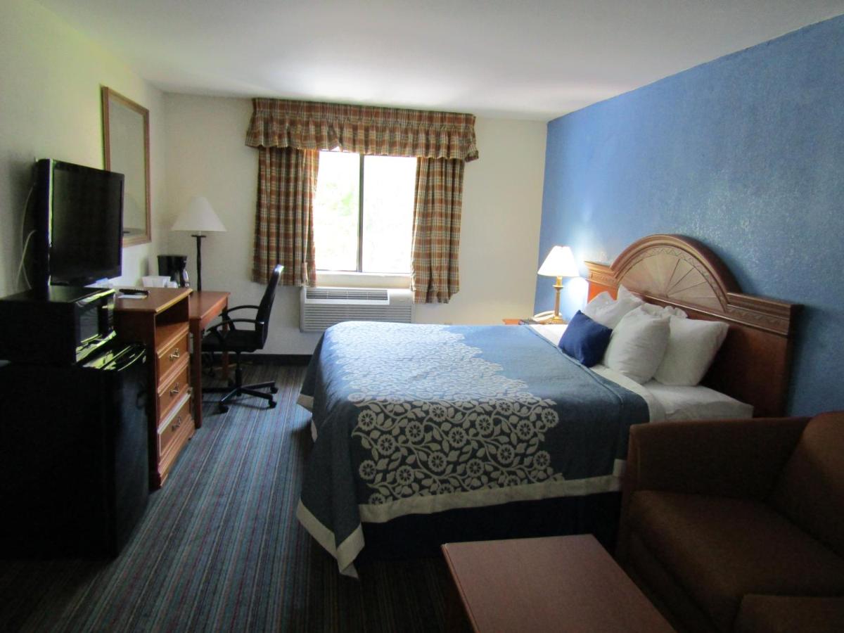 King Room - Second Floor/Non-Smoking at Days Inn by Wyndham Runnemede Philadelphia Area