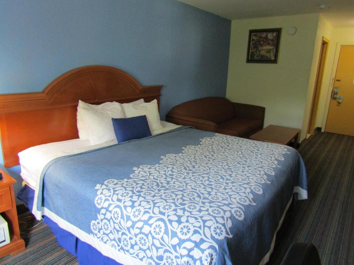 King Room - Second Floor/Non-Smoking at Days Inn by Wyndham Runnemede Philadelphia Area