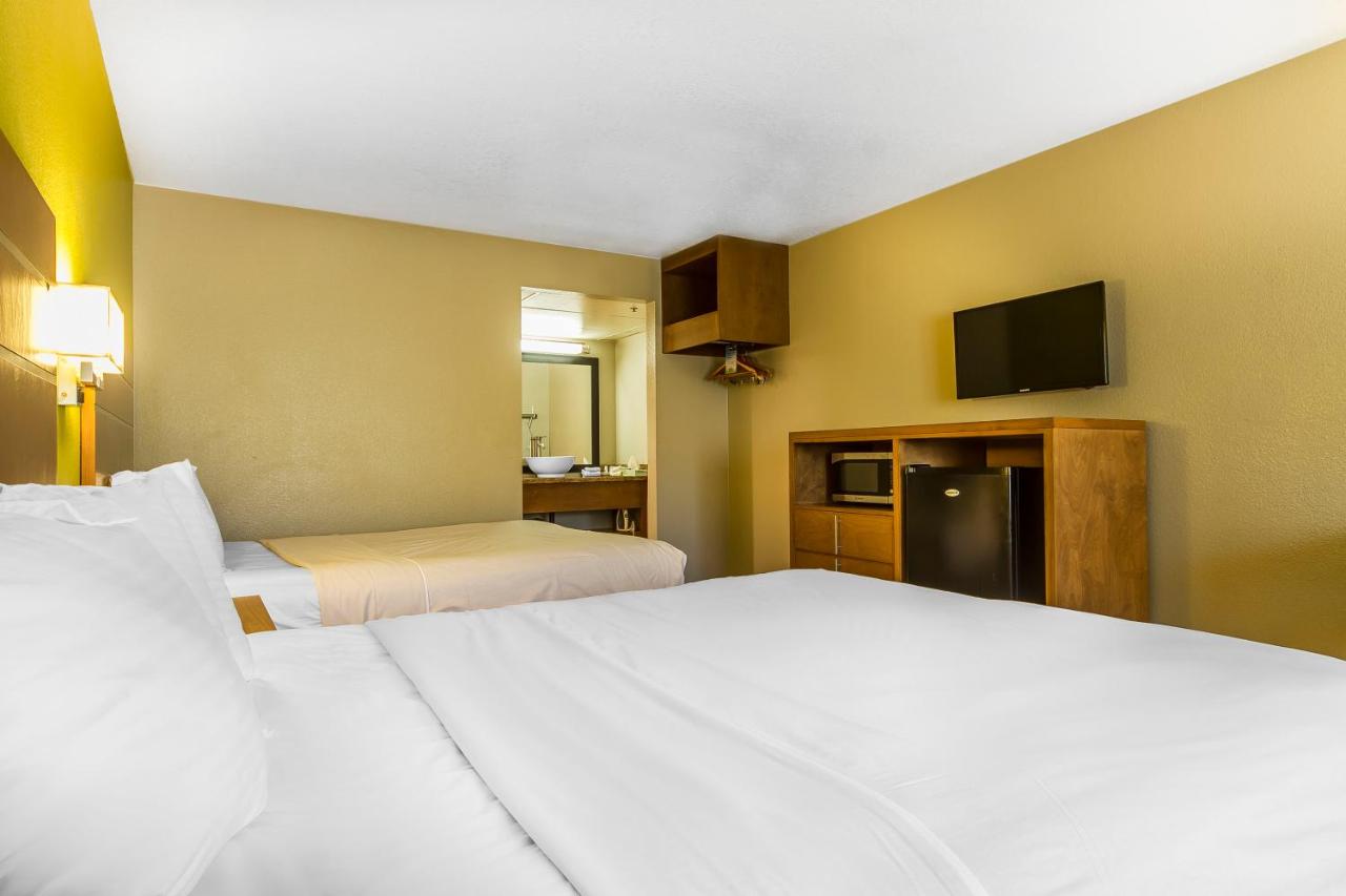 Queen Suite with Two Queen Beds - Non-Smoking at Days Inn & Suites by Wyndham Arcata