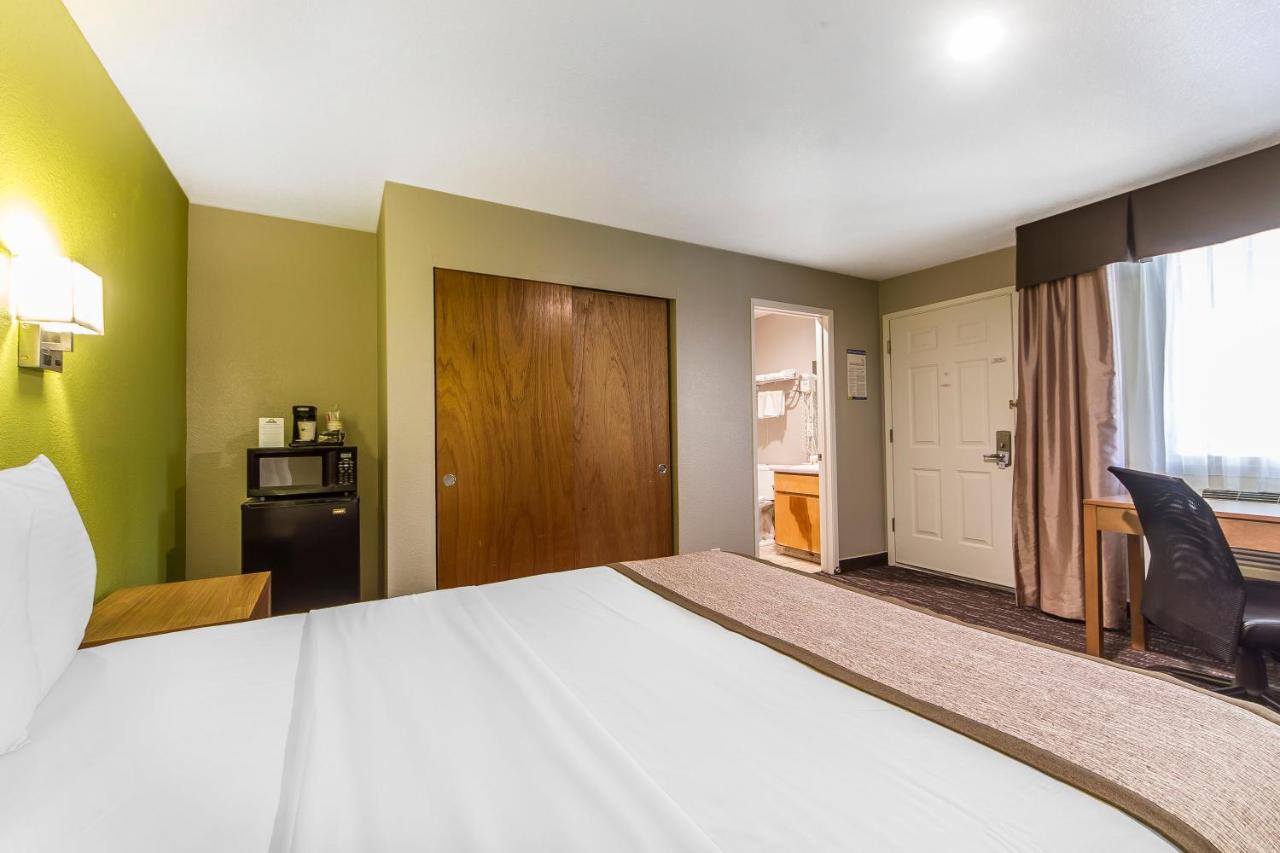 King Studio Suite with Jetted Tub - Non-Smoking at Days Inn & Suites by Wyndham Arcata