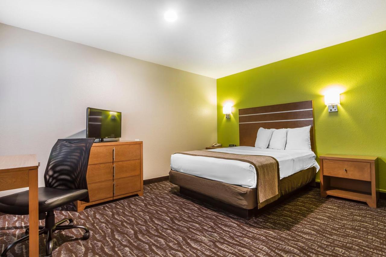 King Studio Suite with Jetted Tub - Non-Smoking at Days Inn & Suites by Wyndham Arcata