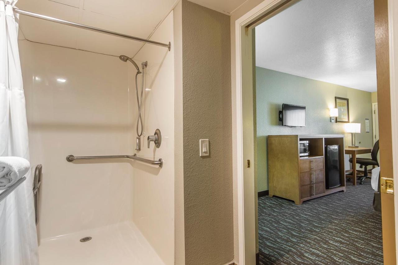 King Studio Suite with Jetted Tub - Non-Smoking at Days Inn & Suites by Wyndham Arcata