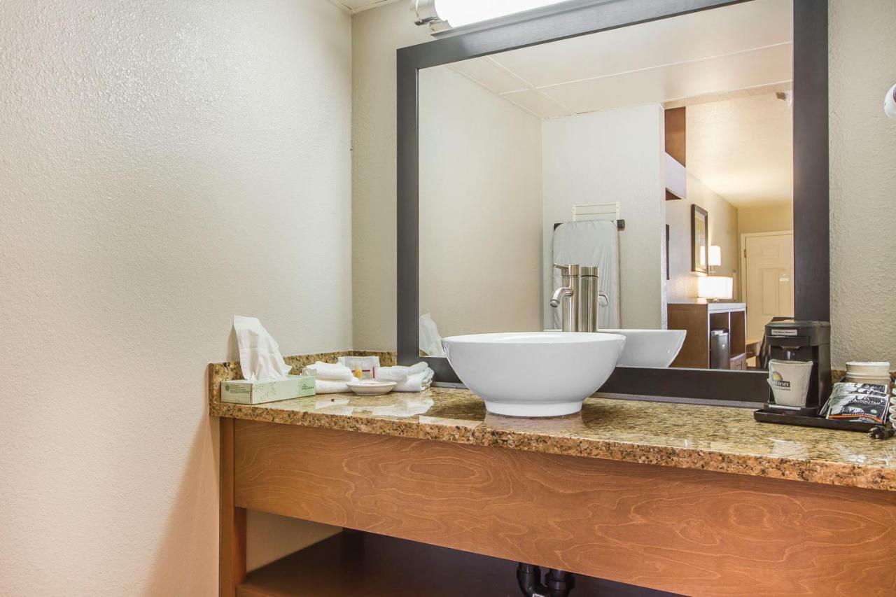 King Studio Suite - Non-Smoking at Days Inn & Suites by Wyndham Arcata