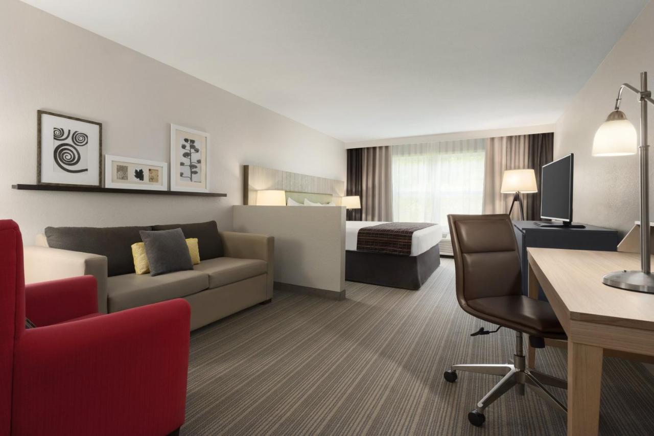 King Suite with Whirlpool - Disability Access at Country Inn & Suites by Radisson, Decorah, IA