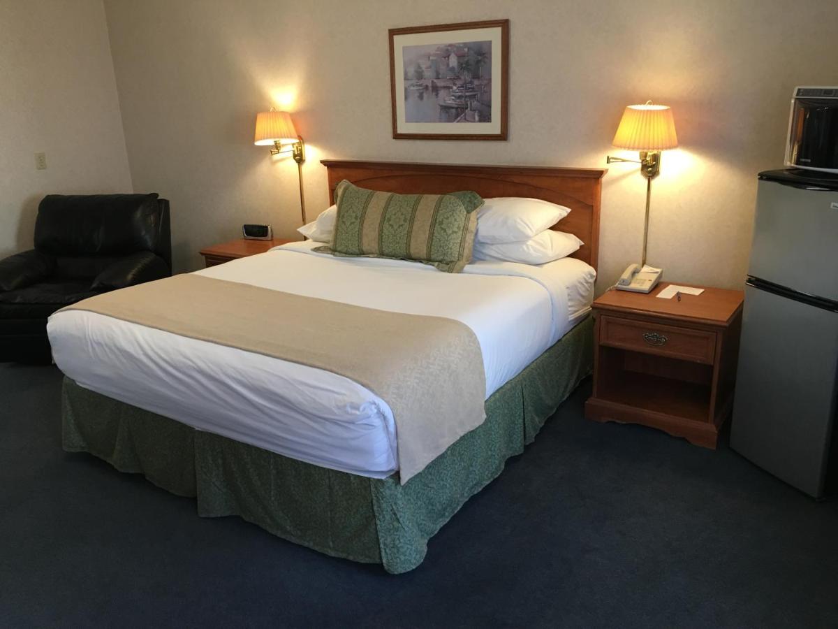 Queen Room at Garden Inn and Suites
