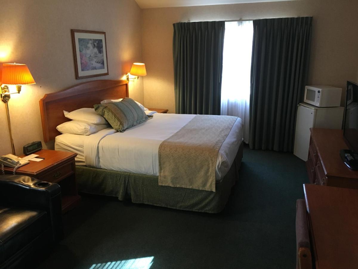 King Room at Garden Inn and Suites