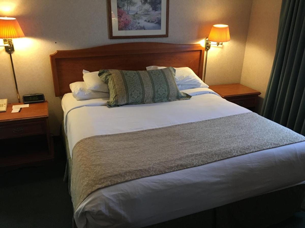 King Room at Garden Inn and Suites