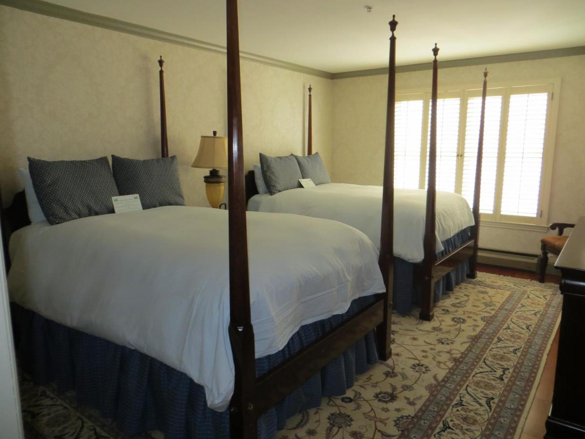Two-Bedroom Suite with Two Double Beds and One Queen Bed at Cow Hollow Inn & Suites