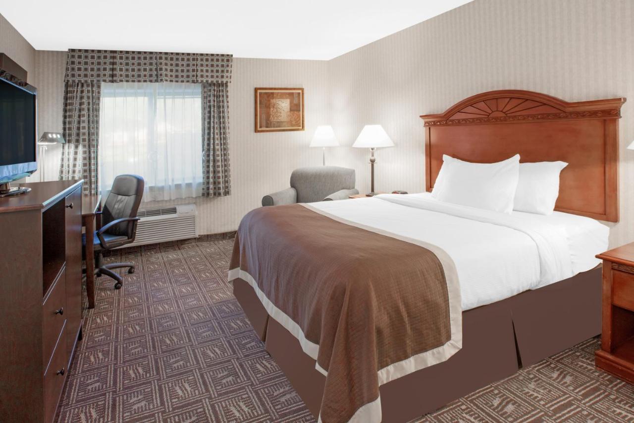 Queen Room - Disability Access/Non-Smoking at Baymont by Wyndham Jackson