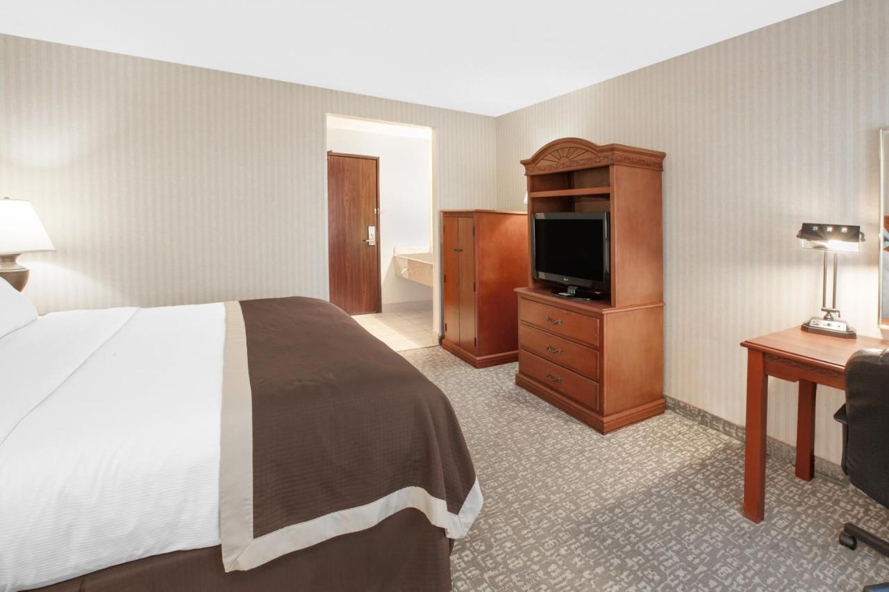 Queen Room - Disability Access/Non-Smoking at Baymont by Wyndham Jackson