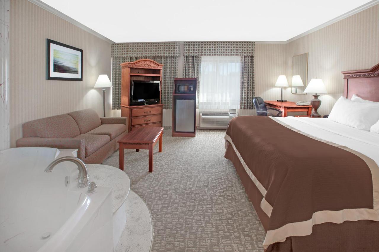 King Suite with Jetted Tub - Non-Smoking at Baymont by Wyndham Jackson