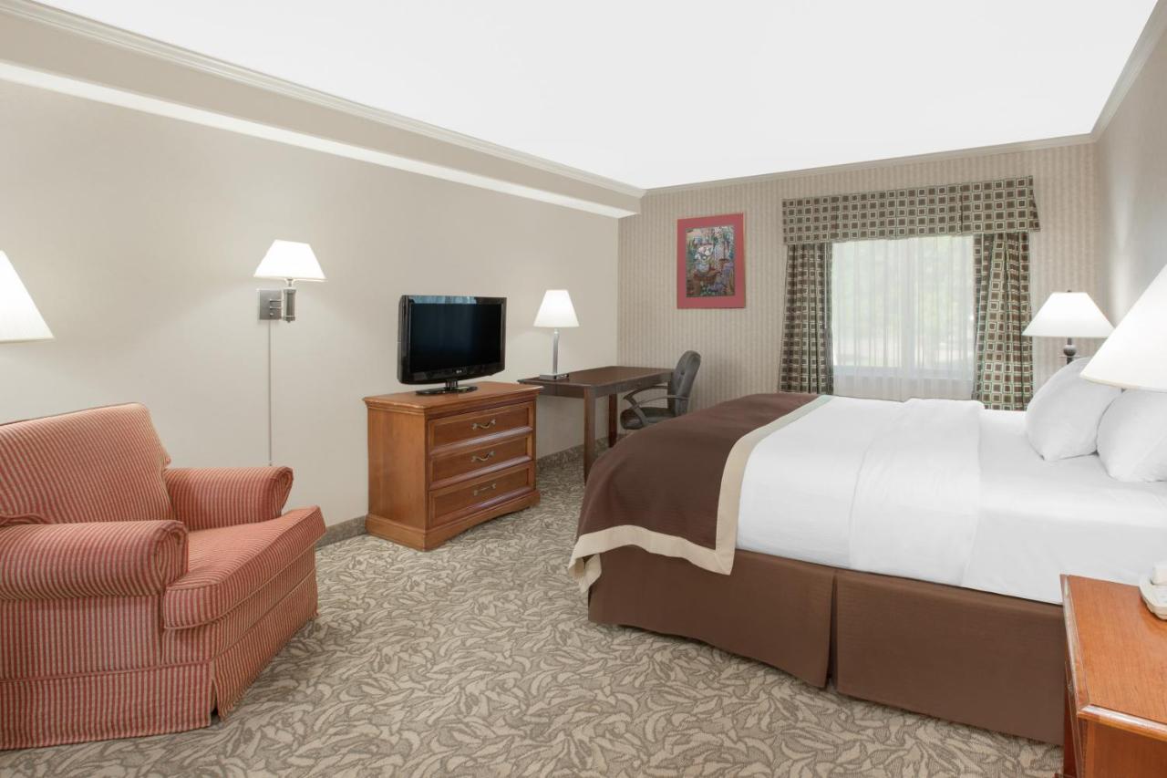 Queen Studio Suite - Non-Smoking at Baymont by Wyndham Jackson