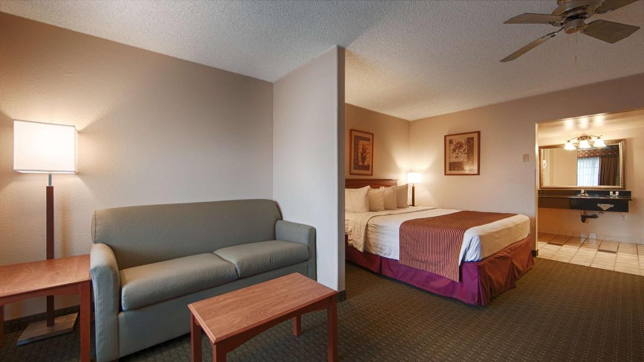 King Suite - Non-Smoking at SureStay Hotel by Best Western Tehachapi