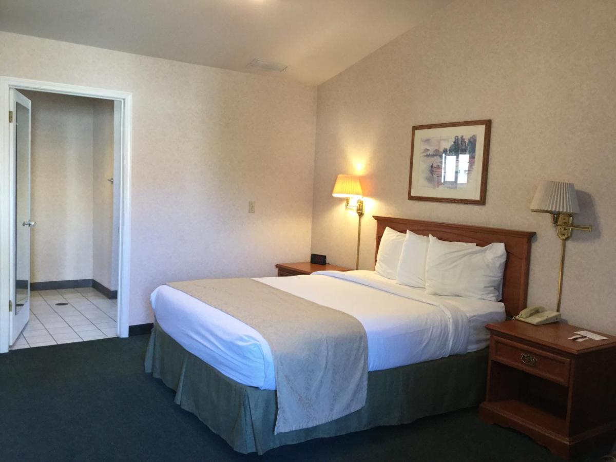 Queen Room at Garden Inn and Suites