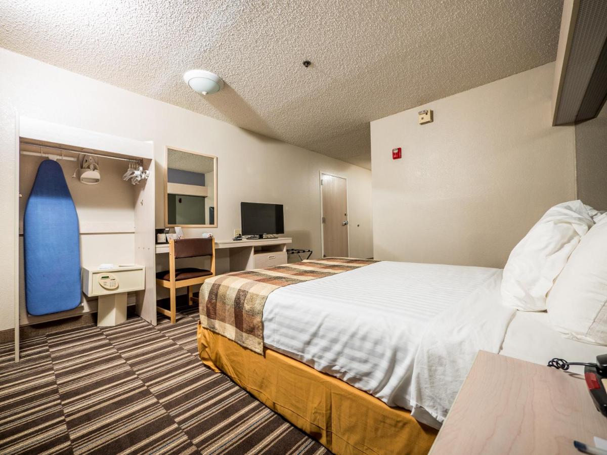 Queen Room - Mobility/Hearing Accessible - Non-Smoking at Microtel Inn & Suites by Wyndham Palm Coast I-95