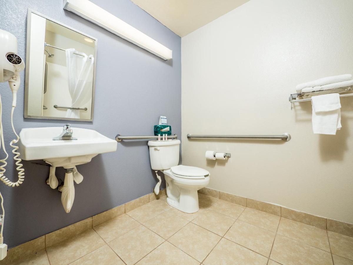 Queen Room - Mobility/Hearing Accessible - Non-Smoking at Microtel Inn & Suites by Wyndham Palm Coast I-95