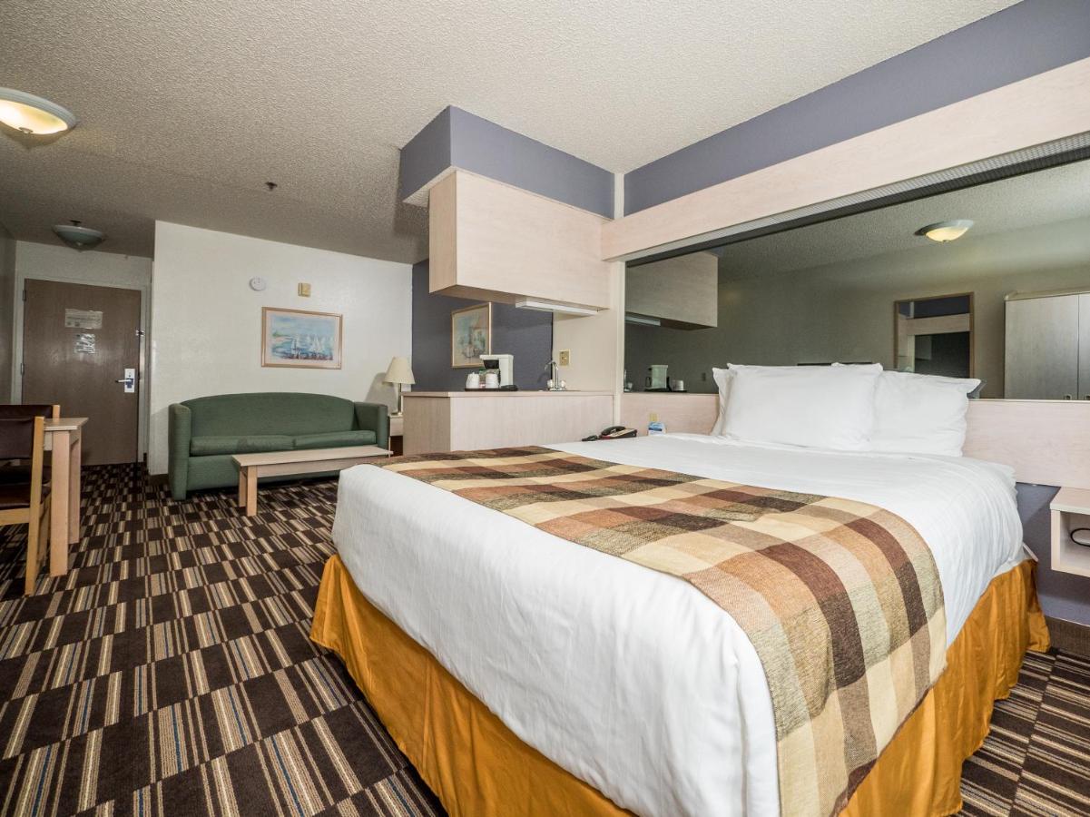 Queen Studio Suite - Non-Smoking at Microtel Inn & Suites by Wyndham Palm Coast I-95
