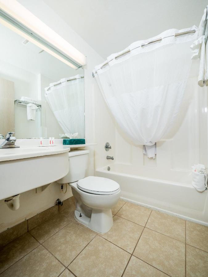 Queen Room - Non-Smoking at Microtel Inn & Suites by Wyndham Palm Coast I-95