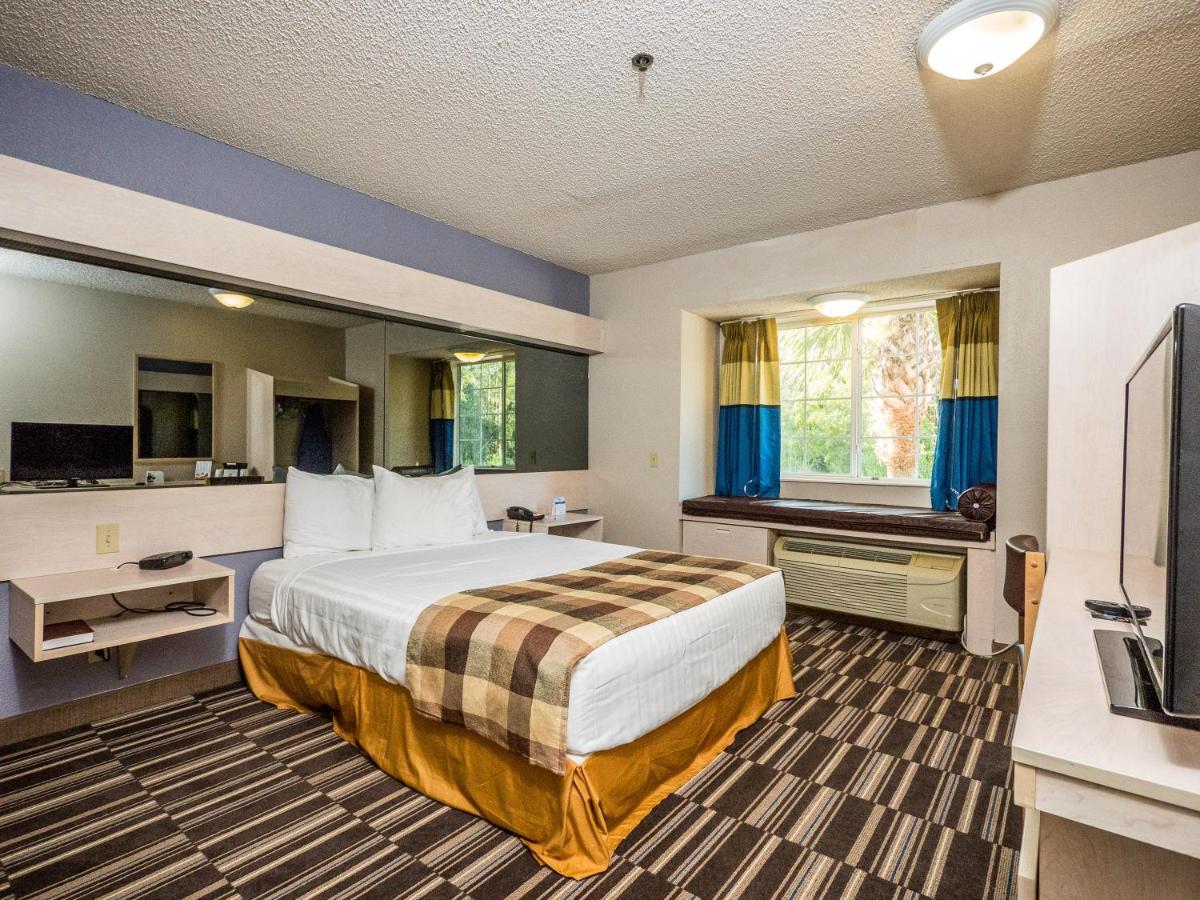 Queen Room - Non-Smoking at Microtel Inn & Suites by Wyndham Palm Coast I-95