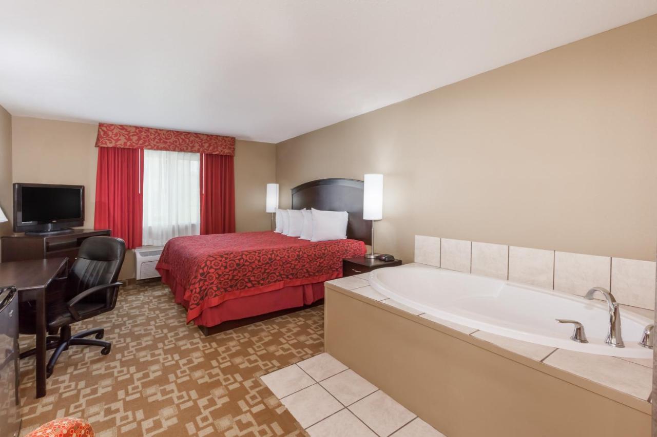 Deluxe King Suite at Days Inn by Wyndham Central City