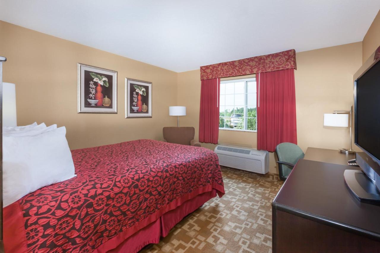 Queen Room - Non-Smoking at Days Inn by Wyndham Central City