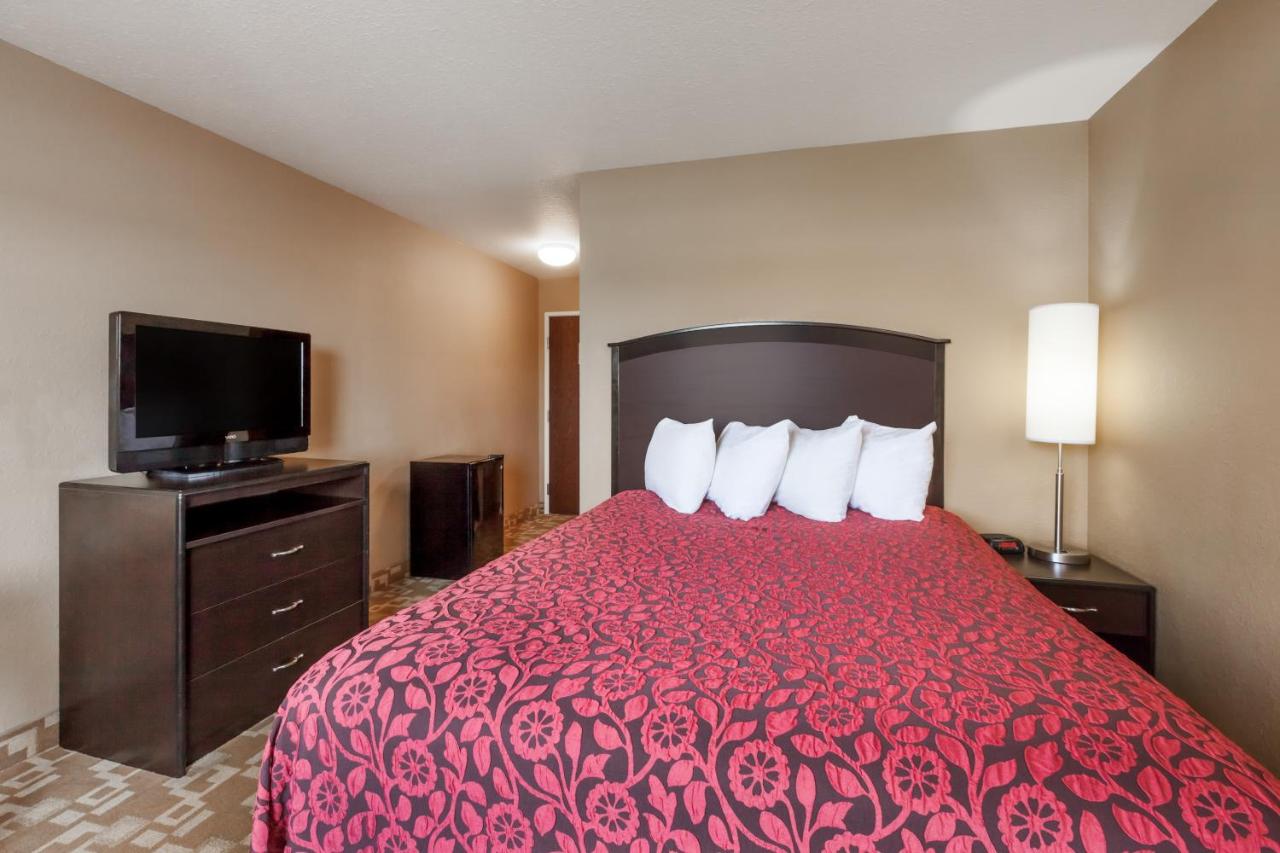 Queen Room - Non-Smoking at Days Inn by Wyndham Central City