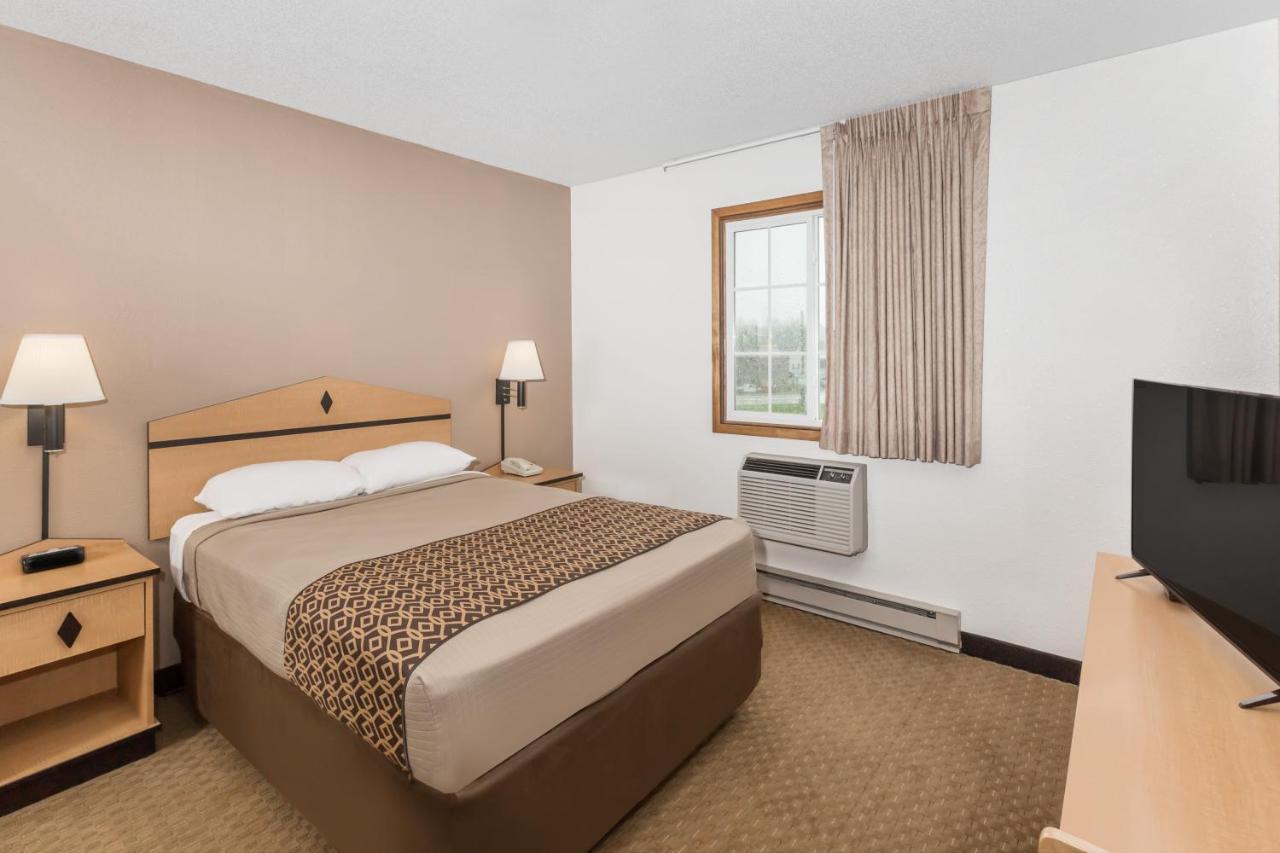 Deluxe Queen Suite at Americas Best Value Inn & Suites Atlantic
