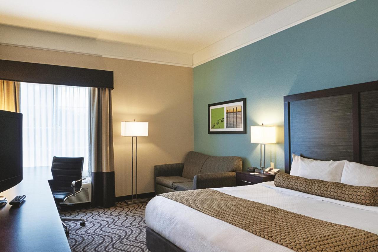 King Room with Sofa Bed at La Quinta Inn & Suites by Wyndham Houma