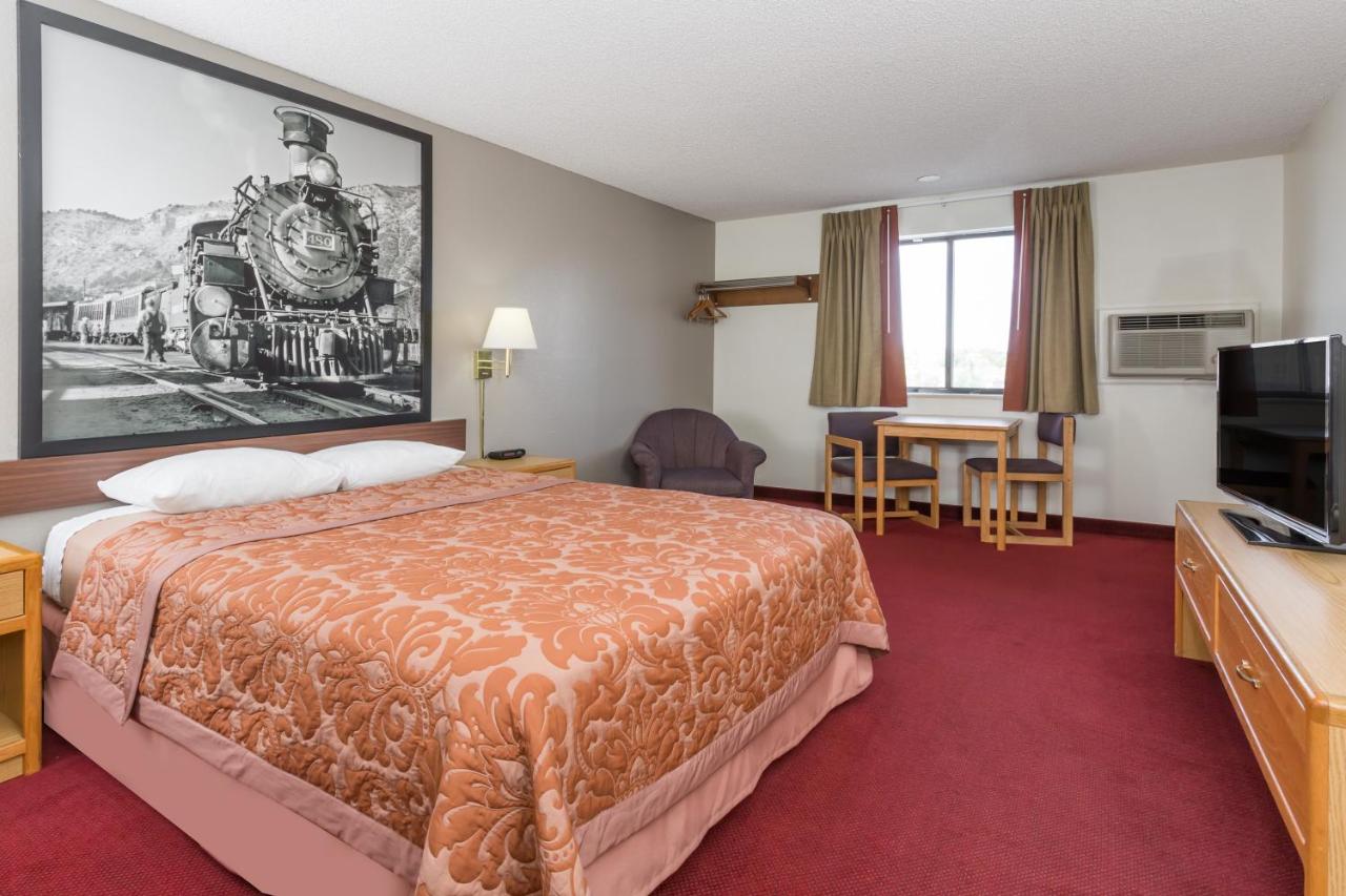 Queen Room - Mobility Access/Non-Smoking at Super 8 by Wyndham Grand Junction Colorado