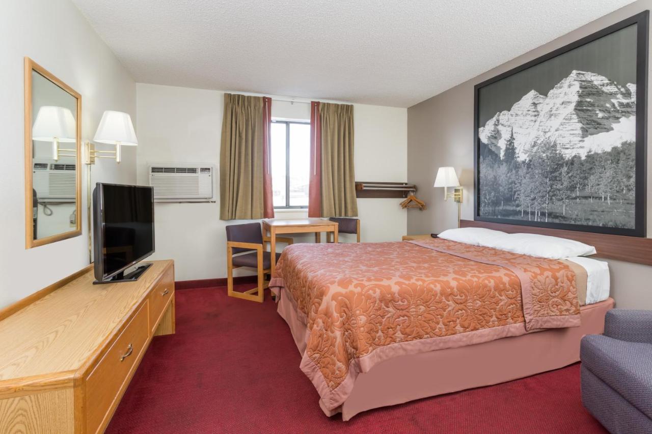 Queen Room - Smoking at Super 8 by Wyndham Grand Junction Colorado