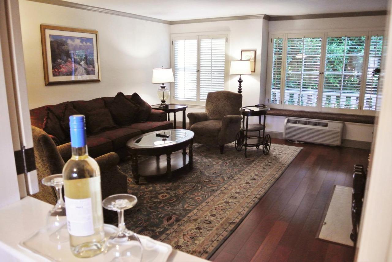 One-Bedroom Suite with King Bed at Cow Hollow Inn & Suites