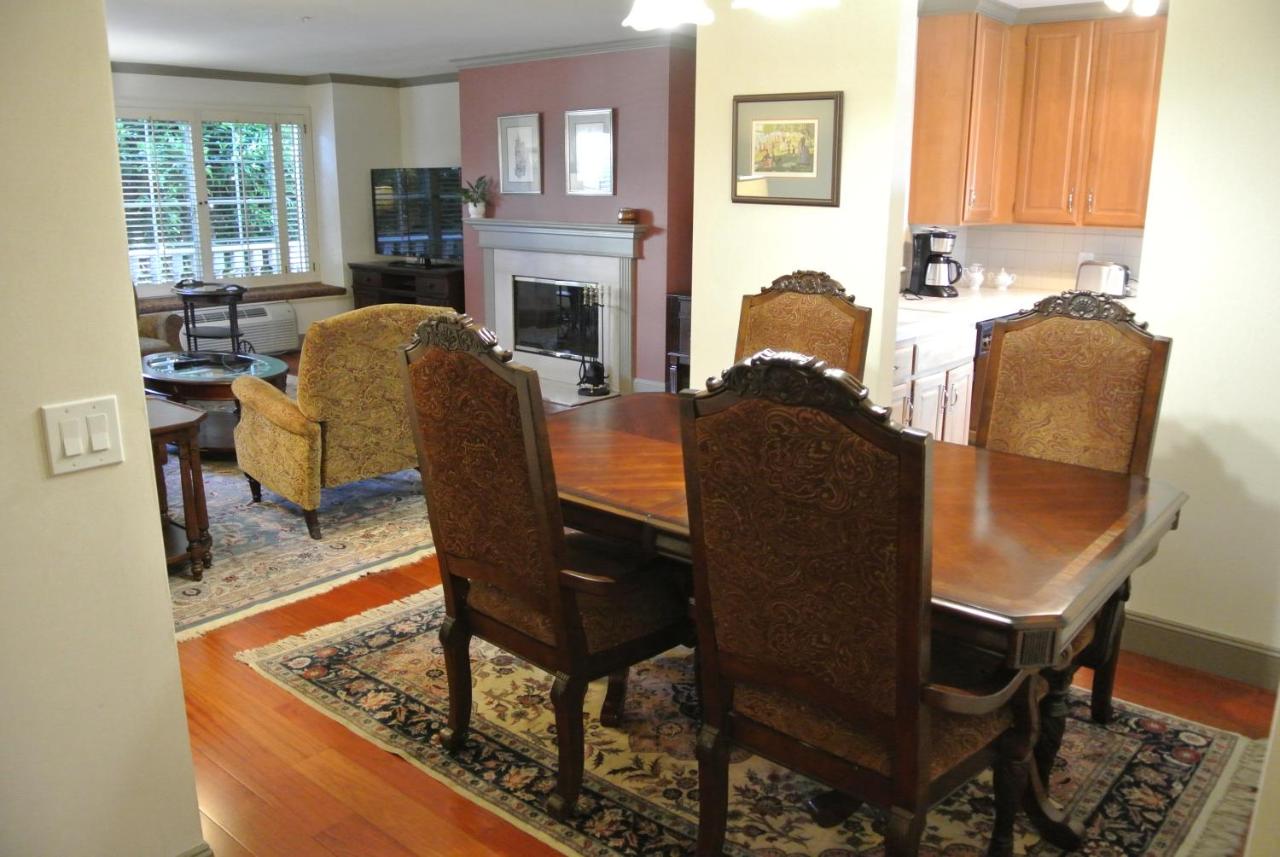 Two-Bedroom Suite with One King Bed and One Queen Bed at Cow Hollow Inn & Suites