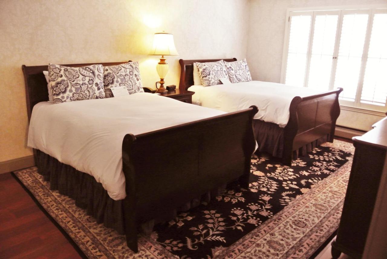 One-Bedroom Suite with Two Double Beds at Cow Hollow Inn & Suites